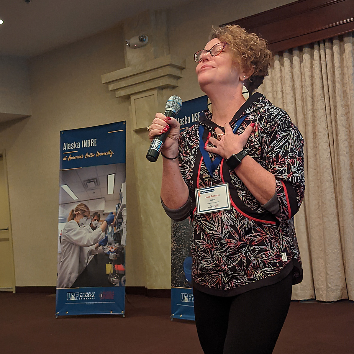 Julie Benson of Alaska INBRE giving an introduction at IGNITE 2023