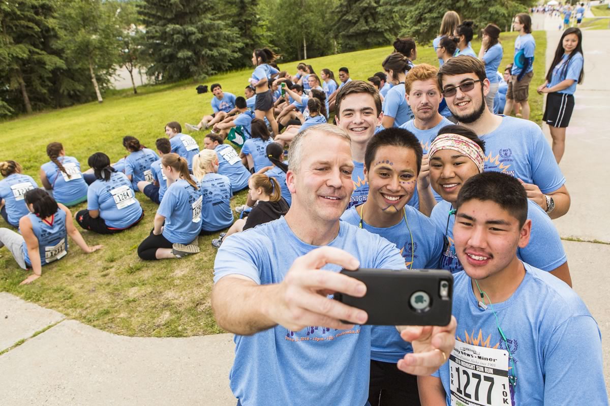 Sen. Sullivan takes a photo with RAHI students