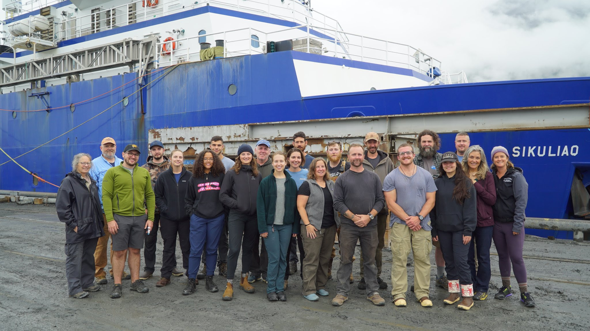 RV Sikuliaq with crew standing in front
