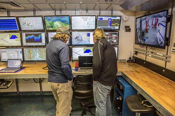 Researchers on the Sikuliaq have Internet access and technology