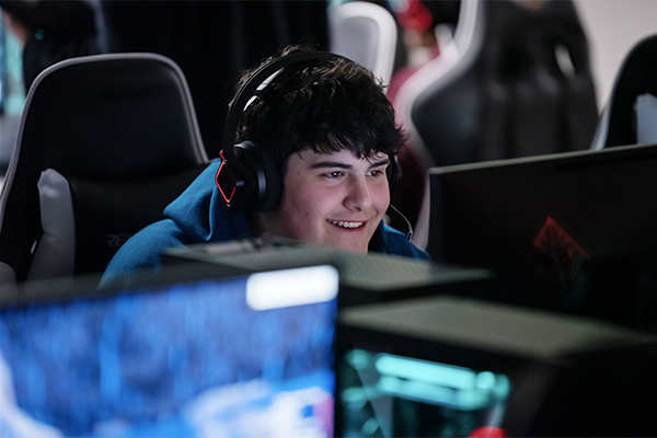 A UAA student plays in the eSport lounge