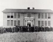 Crowd watching the dedication ceremonies on September 13, 1922. Photo: Rasmuson Library