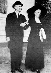 Art and Dorothy Loftus at the 1956 Golden Days celebration in costumes that were worn in 1912 by Mr. and Mrs. Luther Hess. Photo: UAF Archives